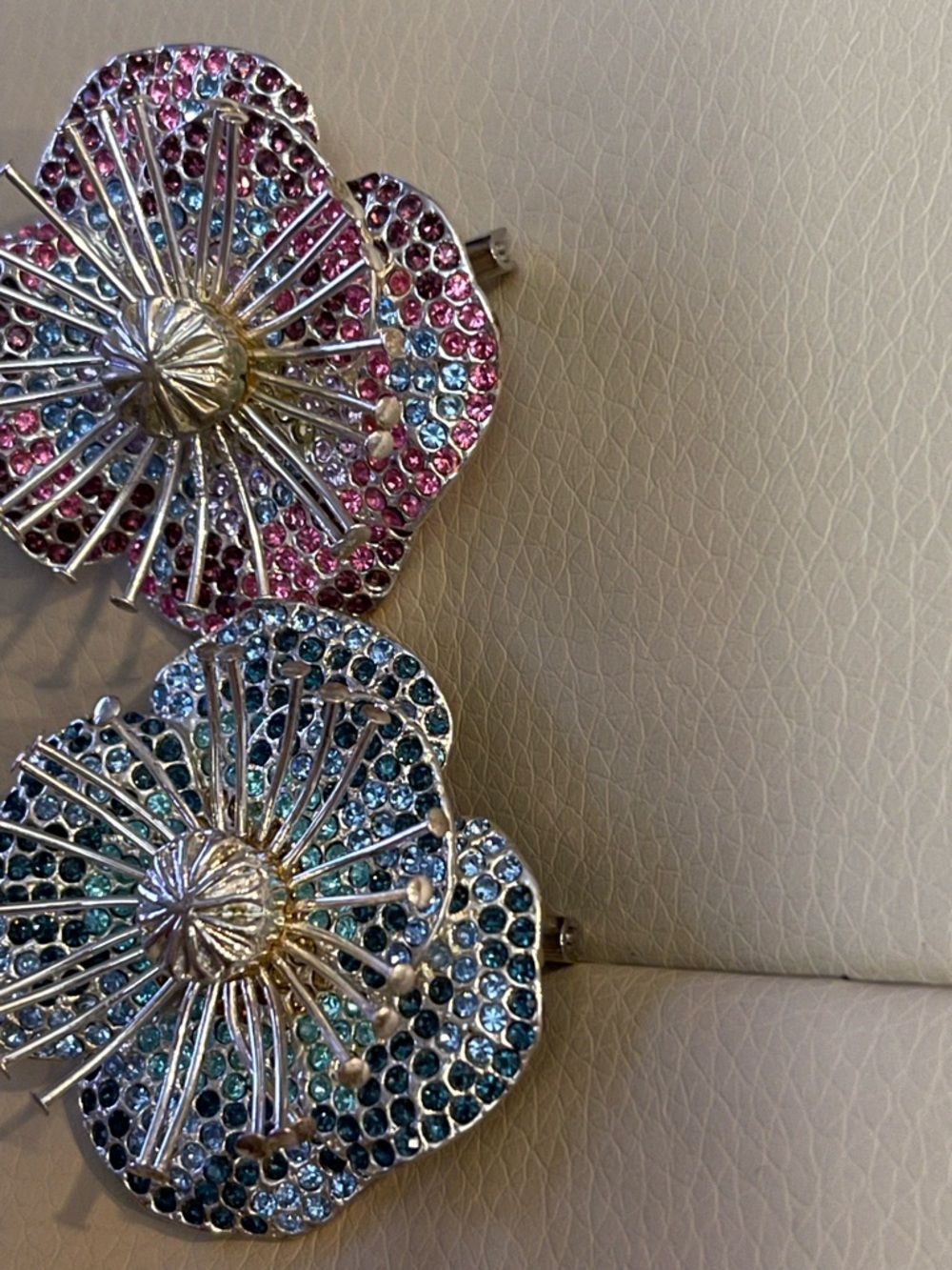 MARC JACOBS Multi-Color Crystal - Pink & Blue brooche mever used - Picture 5 of 16